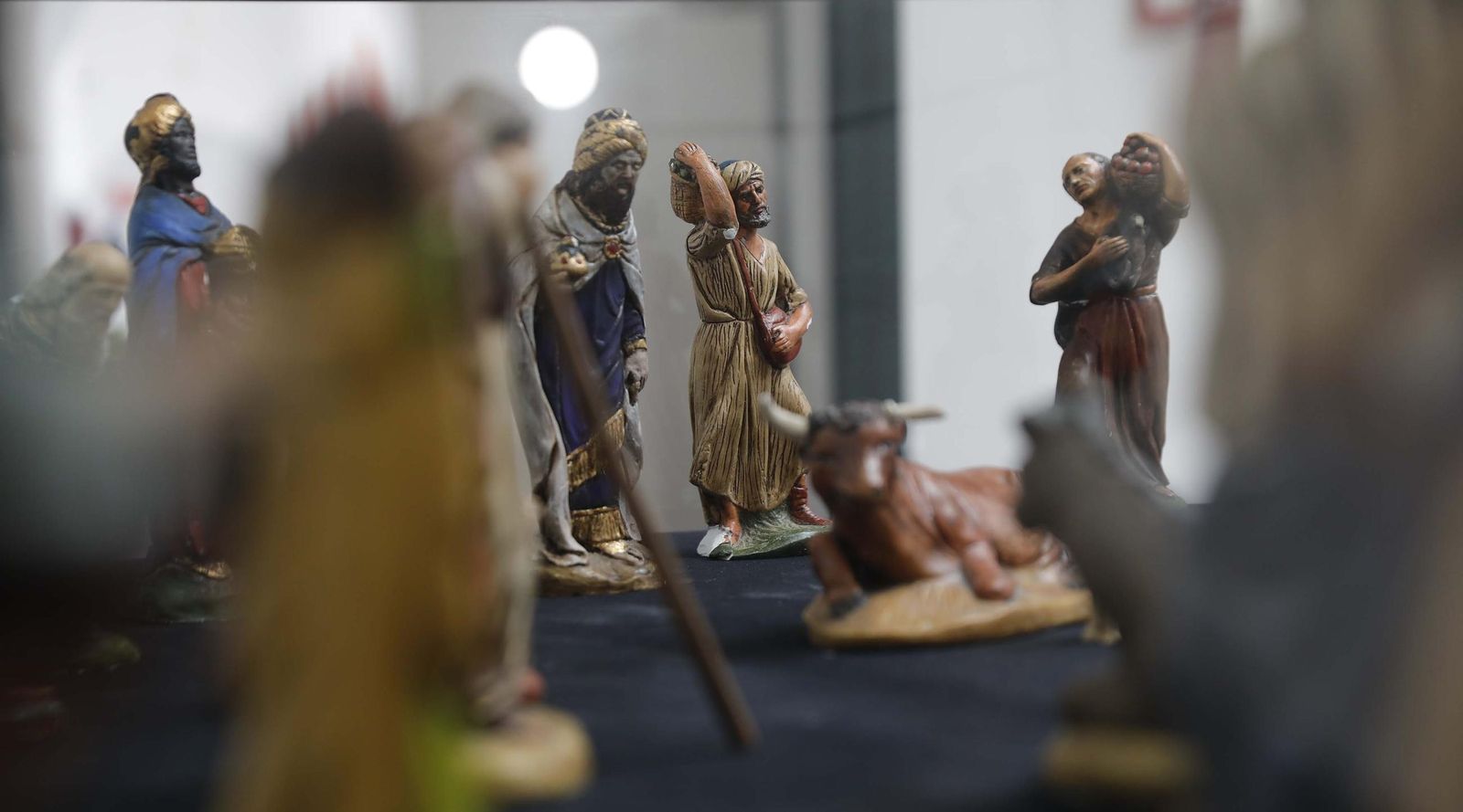 Hilos de Navidad: Las tejedoras de Recrearte llenan el Museo Municipal de Algeciras con las decoraciones en coché