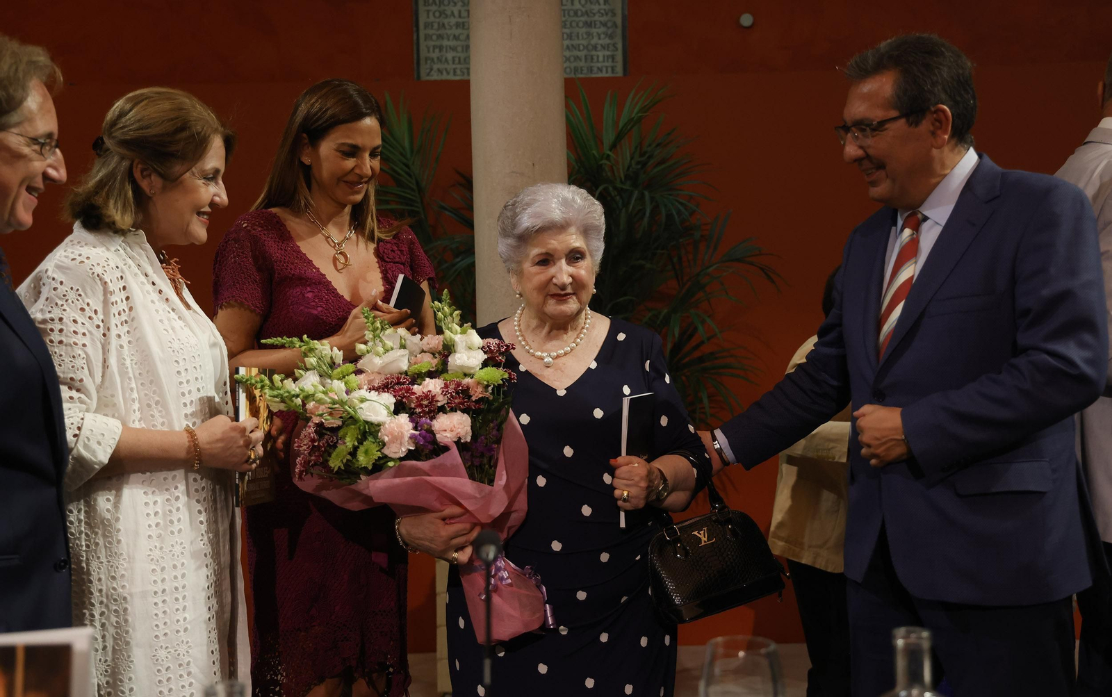 Presentación del libro  'Juan Robles, la sonrisa del tabernero' de Carlos Navarro, todas las imágenes