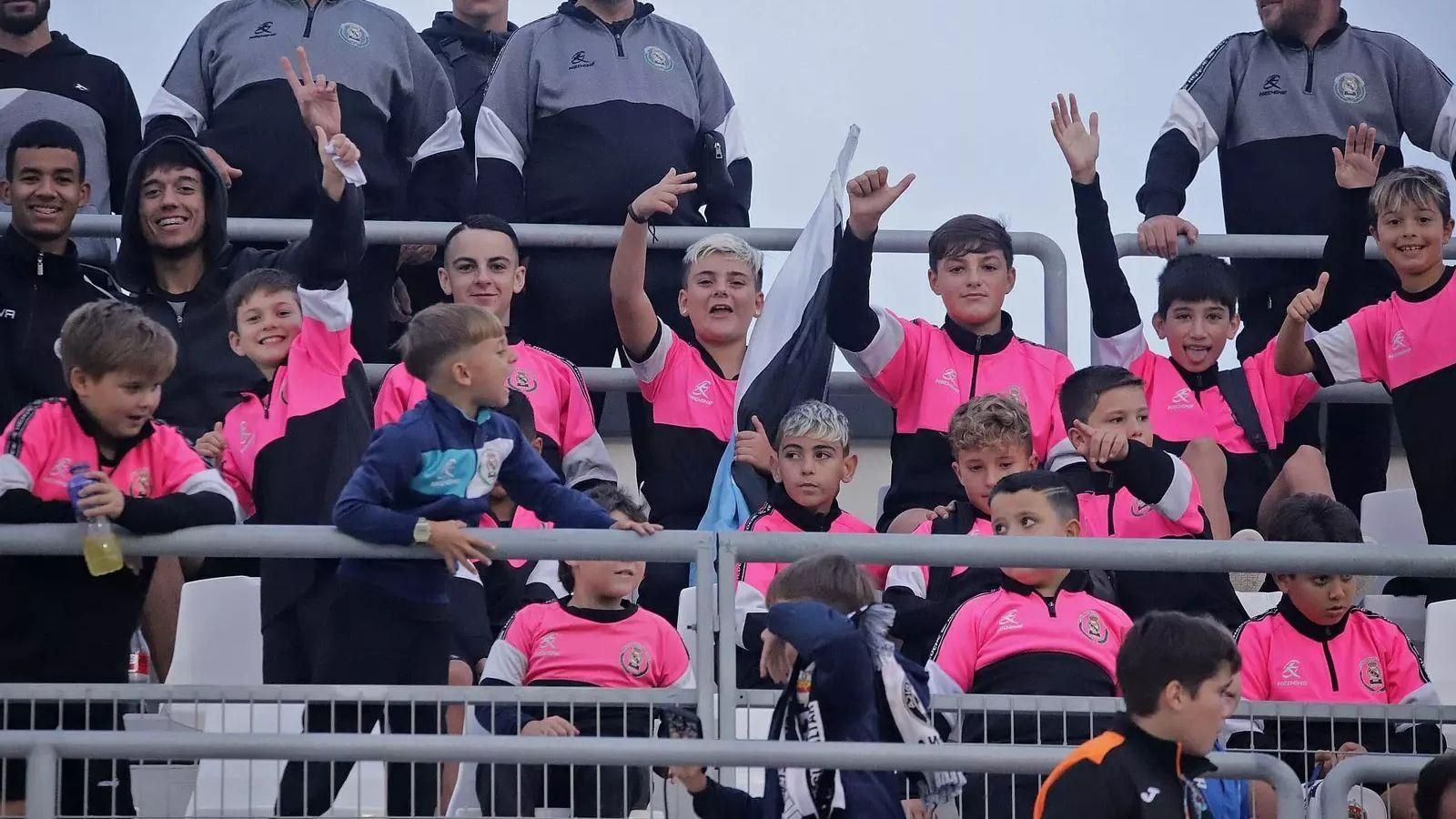 Niños de uno de los equipos de fútbol invitado en el último partido en casa de la Balona. Niños de uno de los equipos de fútbol invitado en el último partido en casa de la Balona.