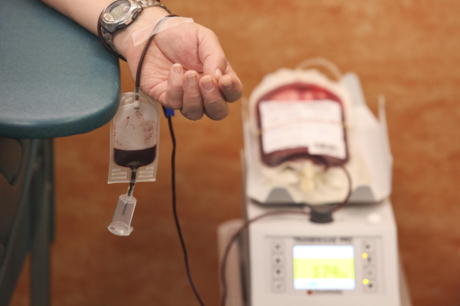 Una persona durante una donación de sangre.