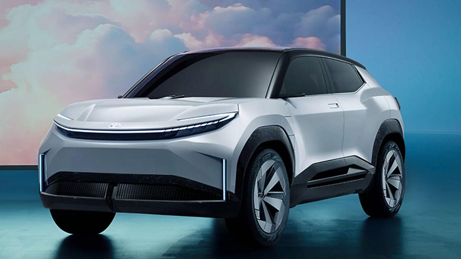 La versión de Toyota tiene un aspecto que difiere ligeramente de la del eVX. Por ahora no tiene denominación definitiva.