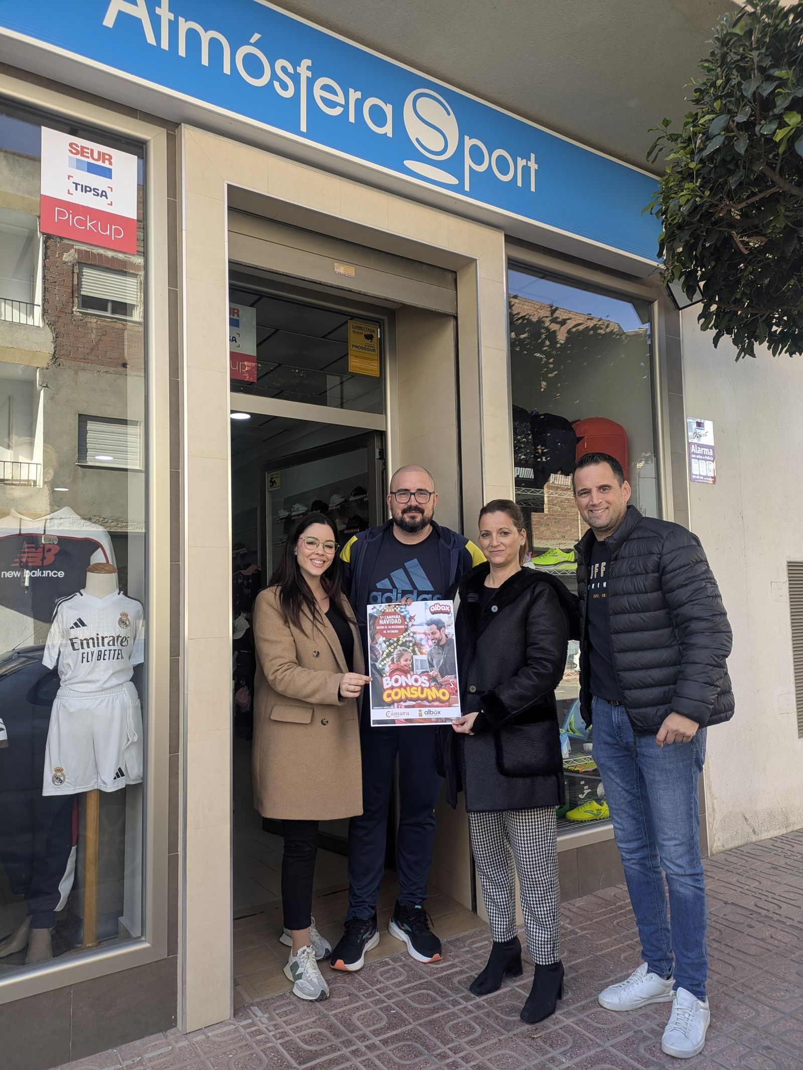 La alcaldesa, María del Mar Alfonso y los concejales responsables de comercio han supervisado la novedosa iniciativa