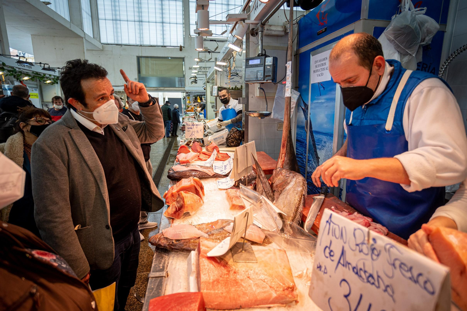 El alcalde de Cádiz, durante una visita al Mercado de Abastos.