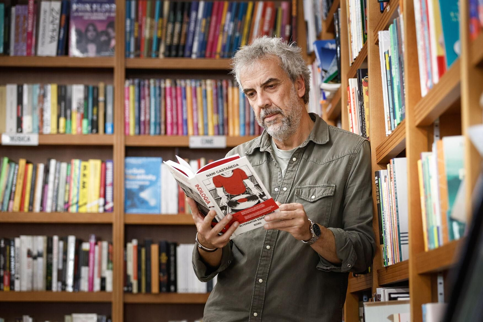 Nani Castañeda lee su libro en el interior de la librería Babel.