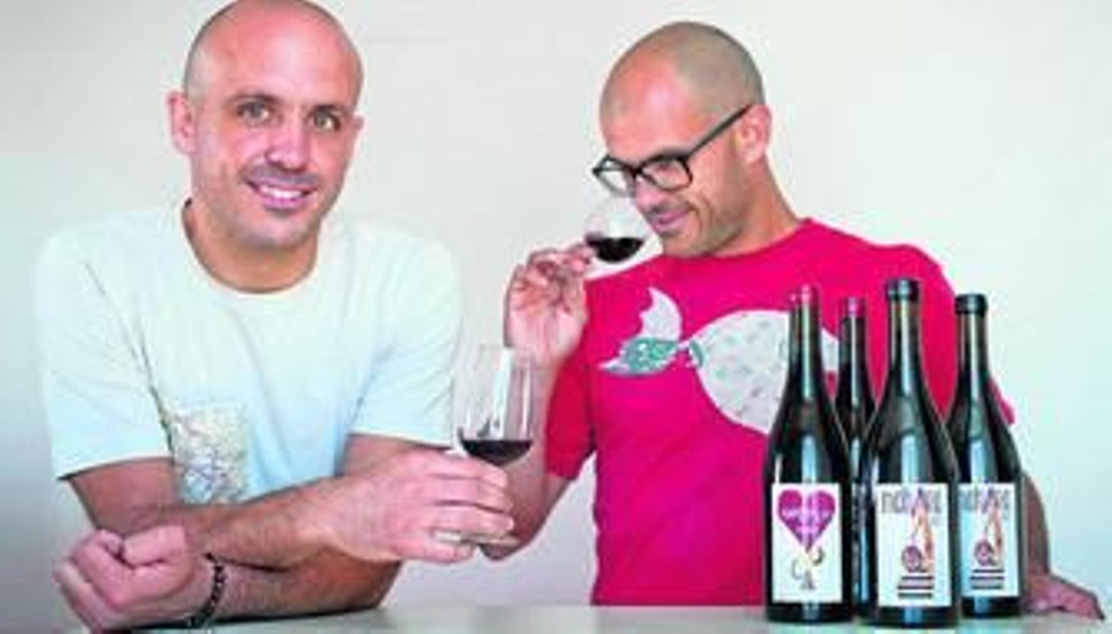 Los hermanos José y Miguel Gómez, con su tinto de la tierra.