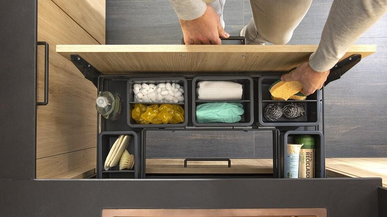 Coloca los productos de limpieza en otra zona de almacenaje.