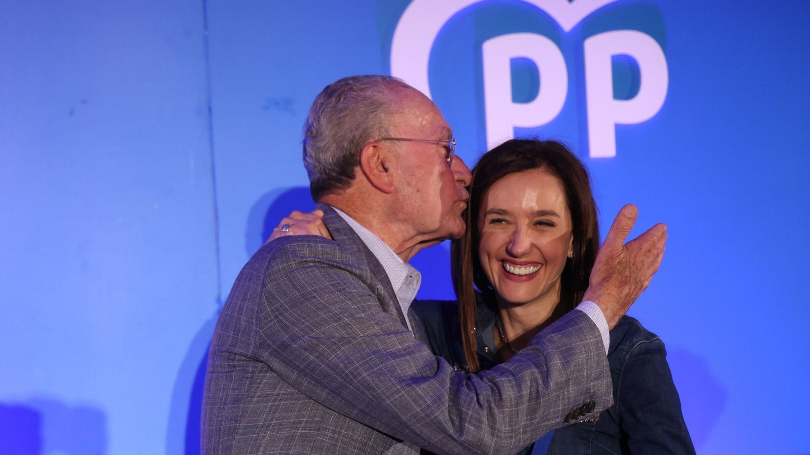 De la Torre da un beso en la sien a Elisa Pérez de Siles durante la celebración de las últimas elecciones en 2023.