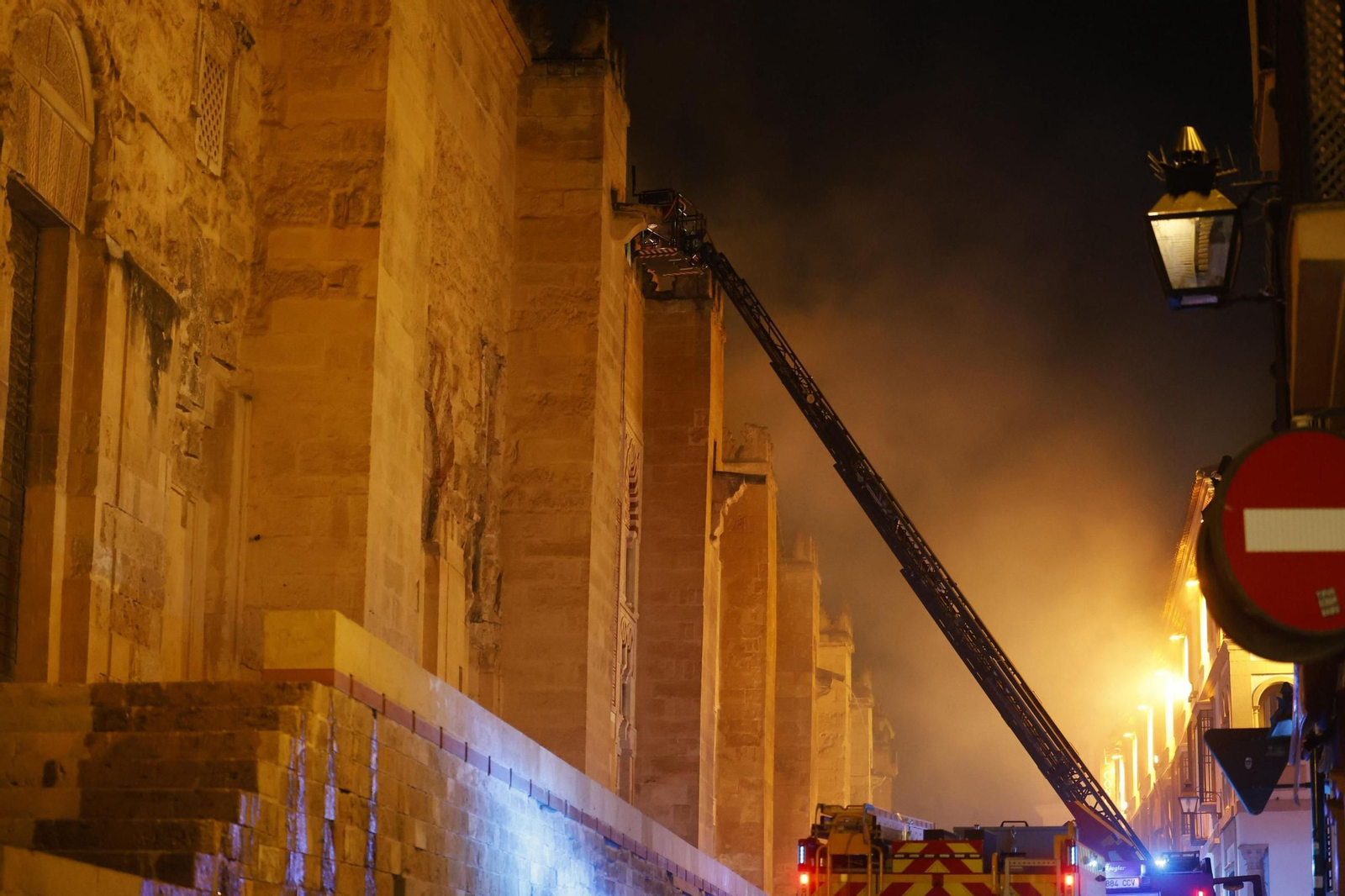 Los bomberos actúan en el incendio de la Mezquita-Catedral de Córdoba.