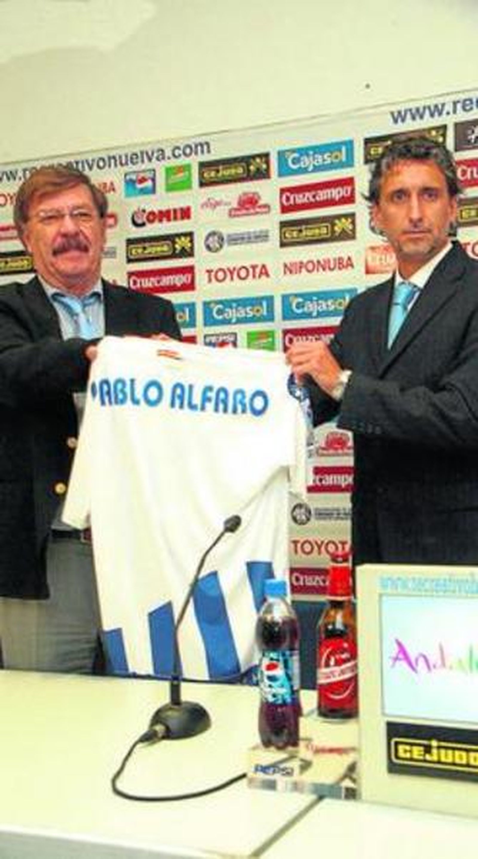 Mendoza y Alfaro -derecha- el día de la presentación del técnico.