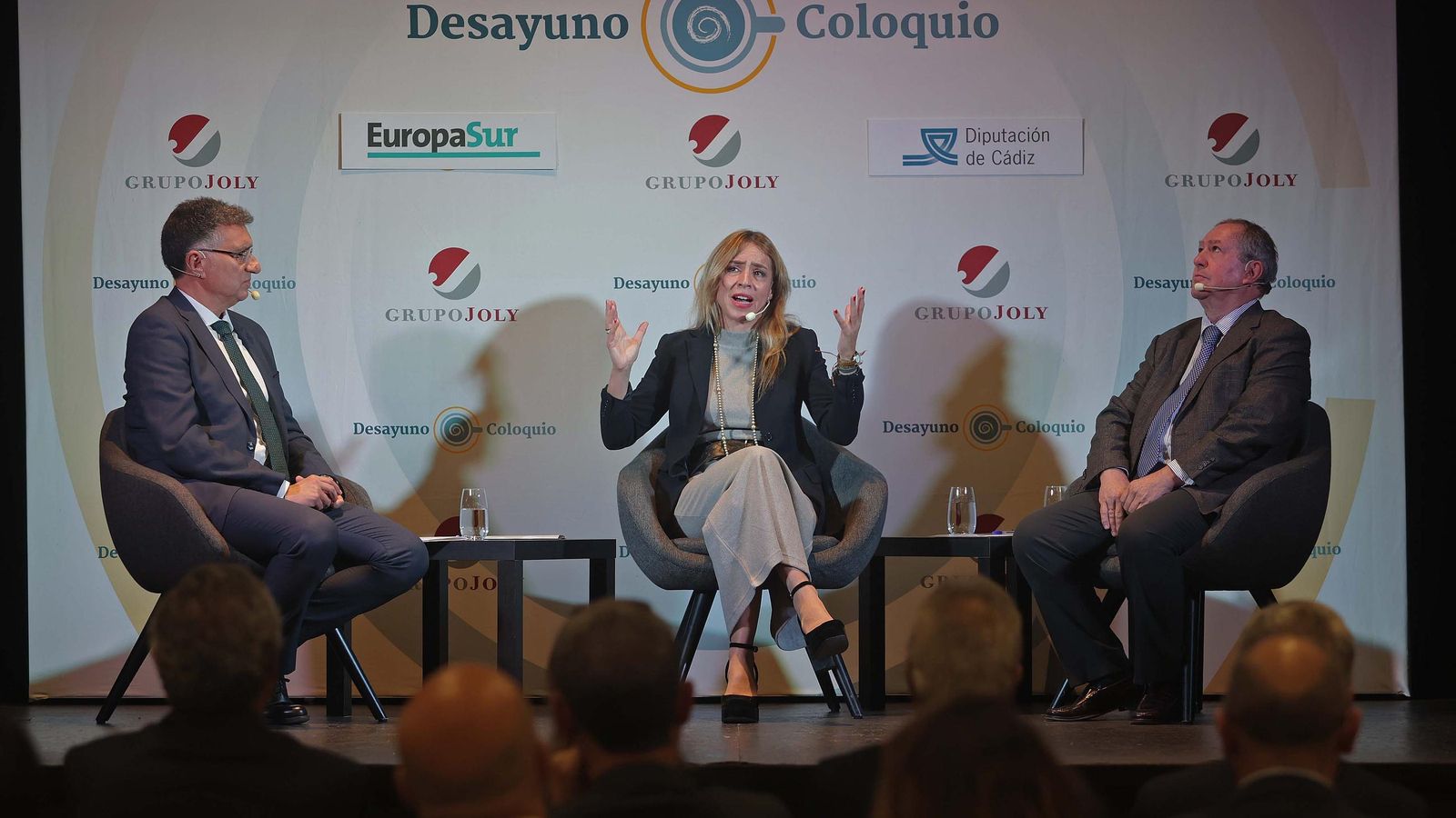 Javier Chaparro modera el debate con Almudena Martínez del Junco y Antonio Moreno. 