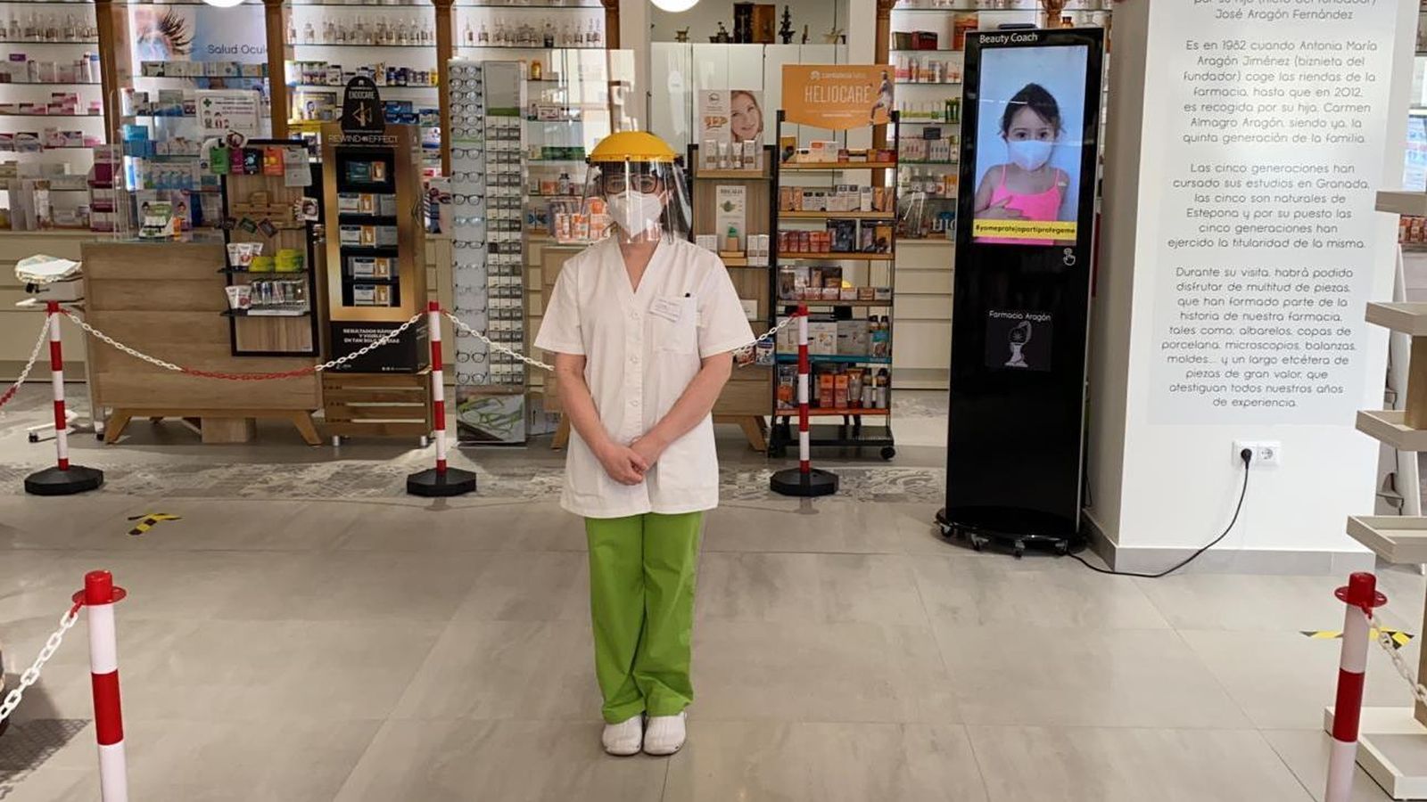 Carmen Almagro, en su farmacia de Estepona.