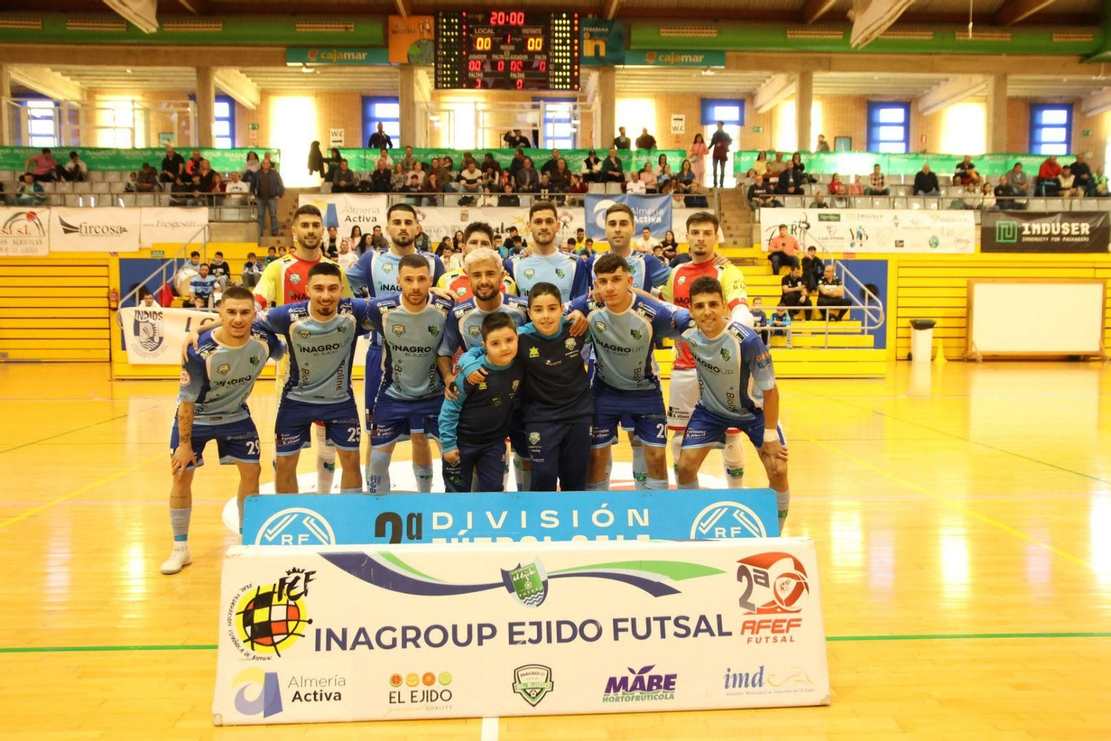 Foto de equipo de los celestes sobre el centro de la pista antes del comienzo del encuentro.