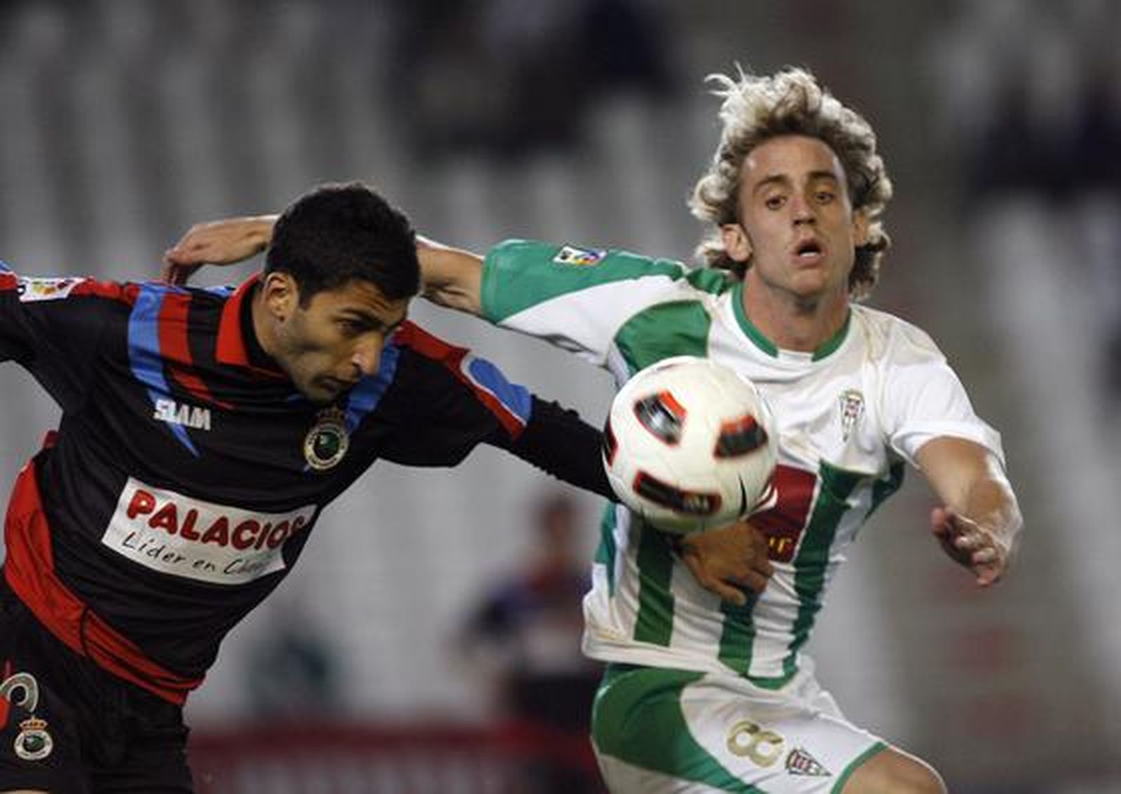 Dañobeitia pugna por un balón. / José Martínez