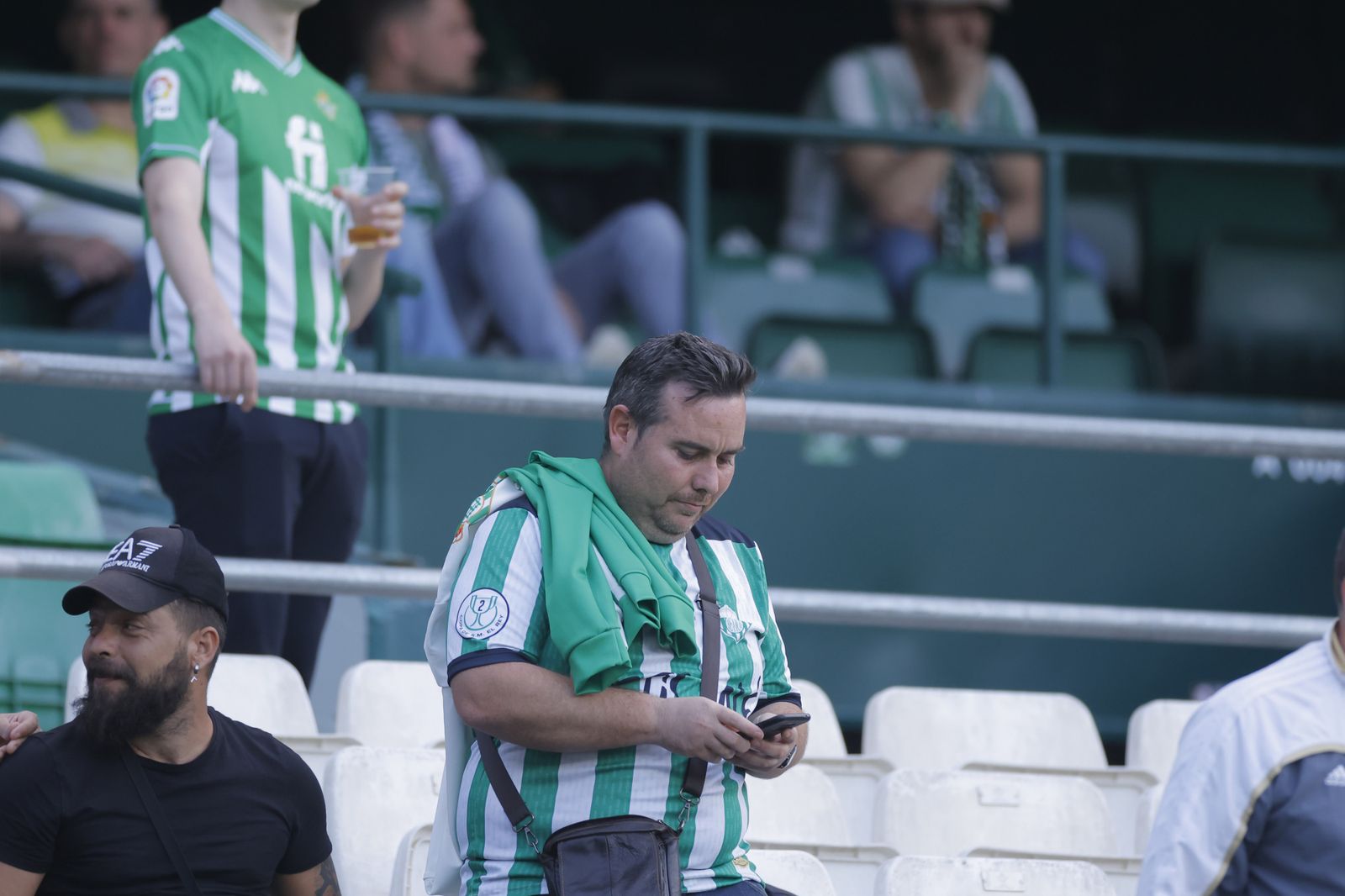 Búscate en las fotos del Betis-Manchester