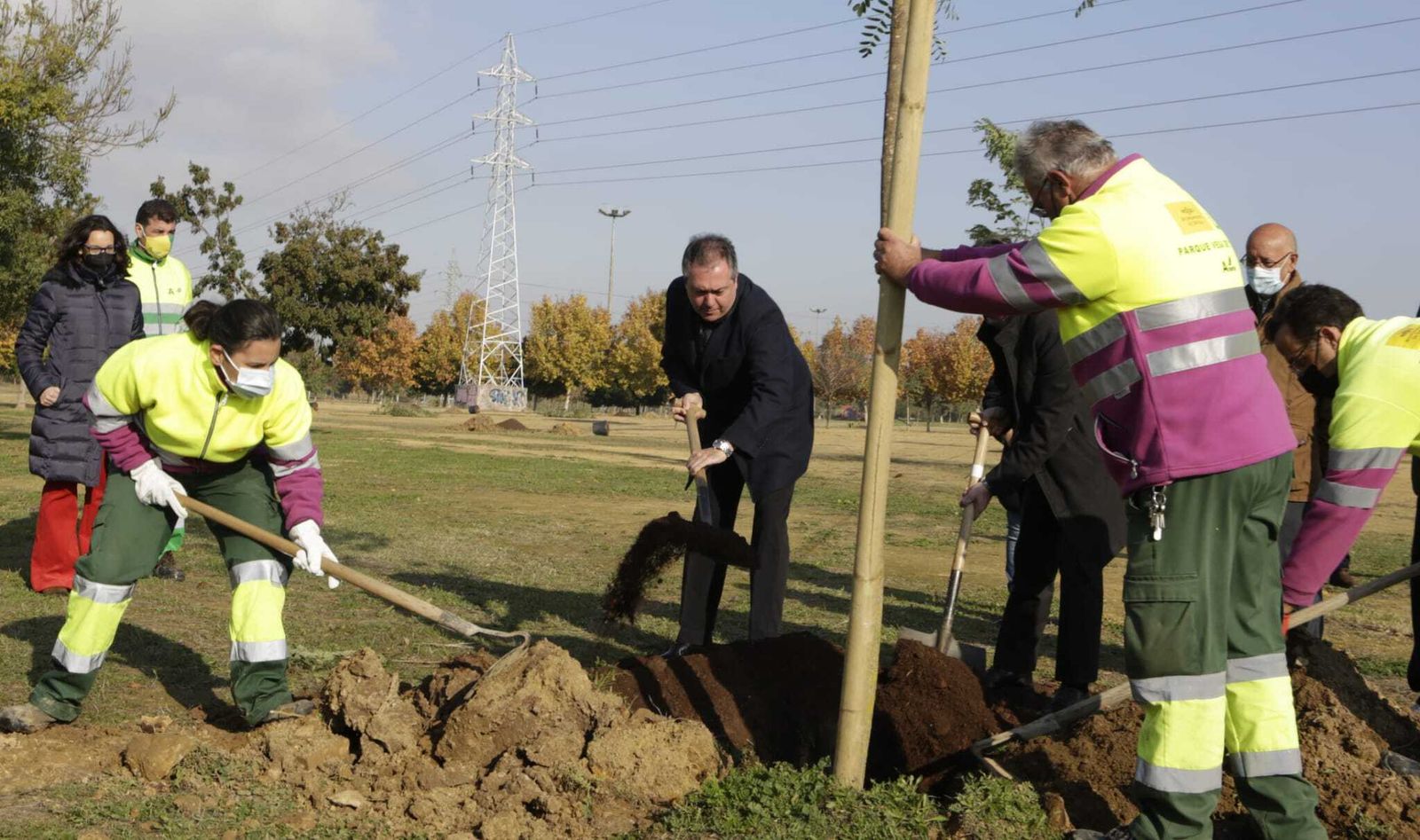 Espadas en el inicio de la campaña de plantación que ha comenzado en el Parque Vega de Triana para convertirlo en un pulmón verde  el Parque Vega de Triana como gran pulmón verde con 1.512 árboles.