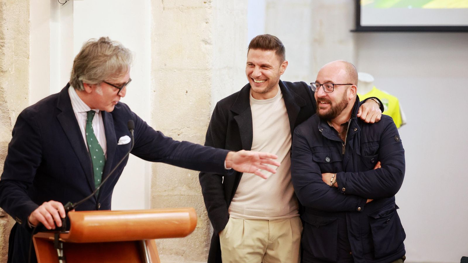 El periodista Fernando Pérez fue el encargado de presentar el acto.