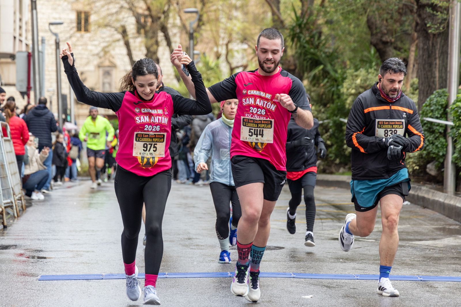 En imágenes: la lluvia no frena a más de un millar de corredores en la V Carrera Popular del IES San Juan Bosco (2)