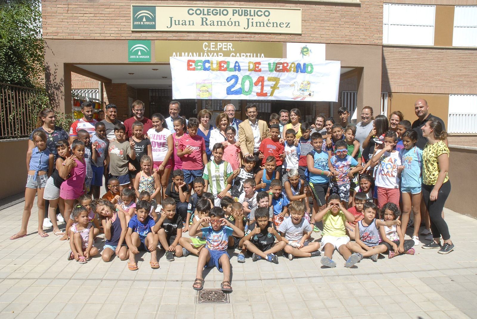 El alcalde de Granada visita la Escuela de Verano Juan Ramón Jiménez.