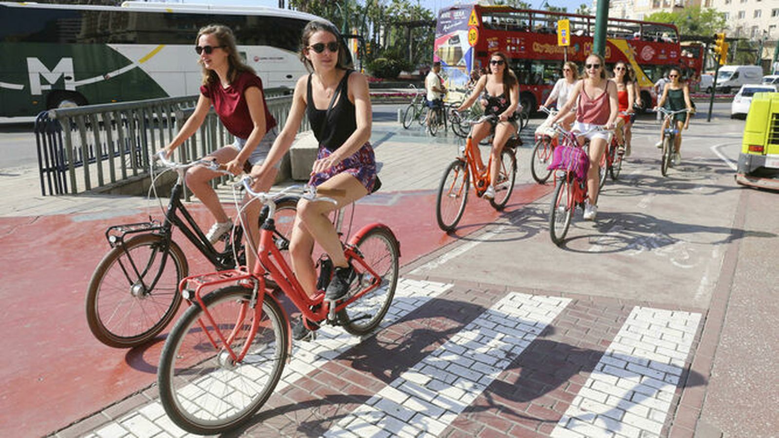 Un grupo de turistas transita en bicicleta por uno de los carriles bici de la ciudad