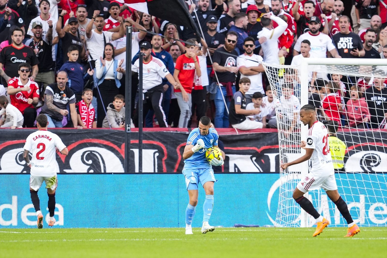 Vlachodimos celebra con el puño apretado la parada a Raúl García de Haro.