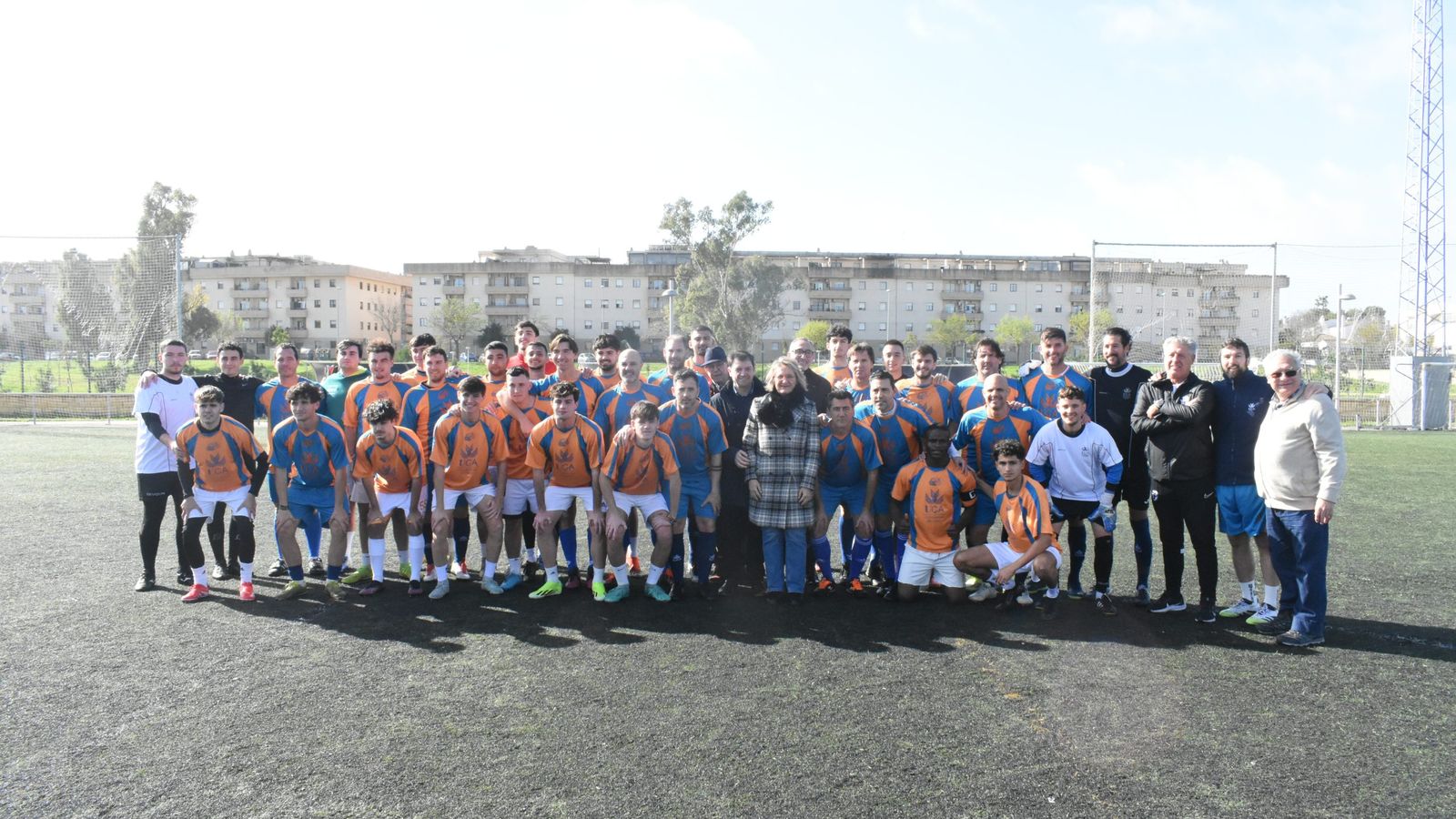 Foto de familia de los participantes.