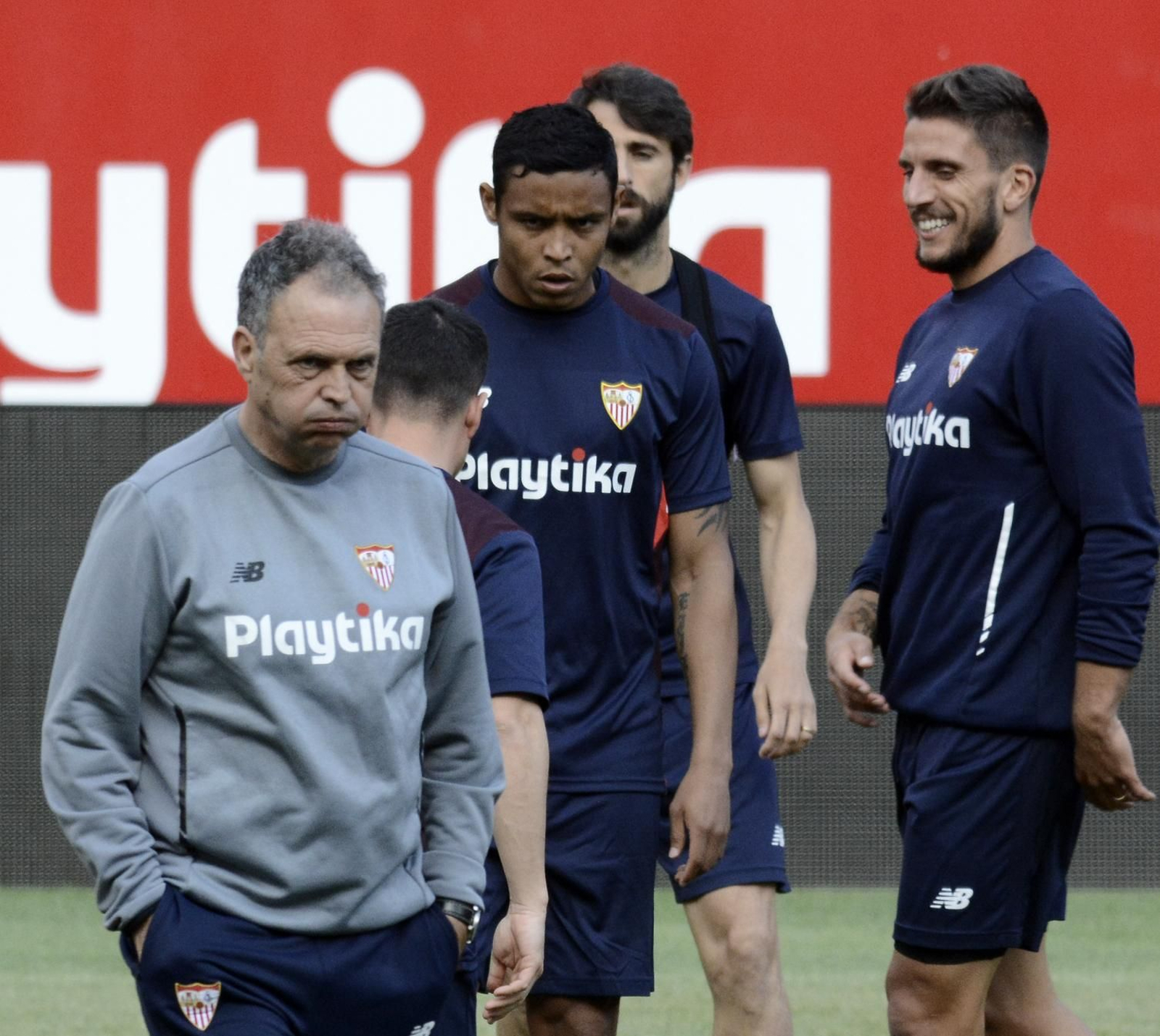 Caparrós resopla ante Muriel, Pareja y Carriço en el entrenamiento de hoy.