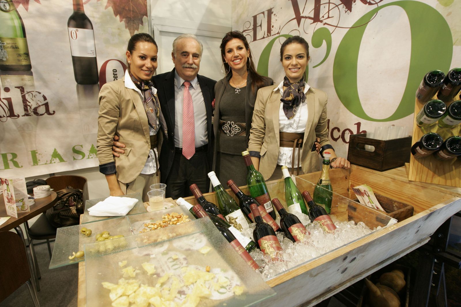 Manuel Sales, presidente de Bodega La Tautila, en una feria alimentaria.