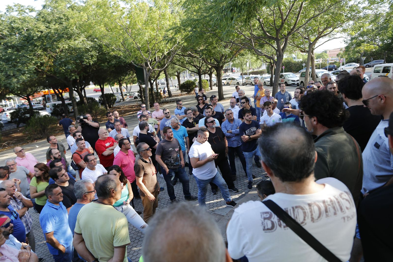 Asamblea de taxistas junto a la estación de Santa Justa.