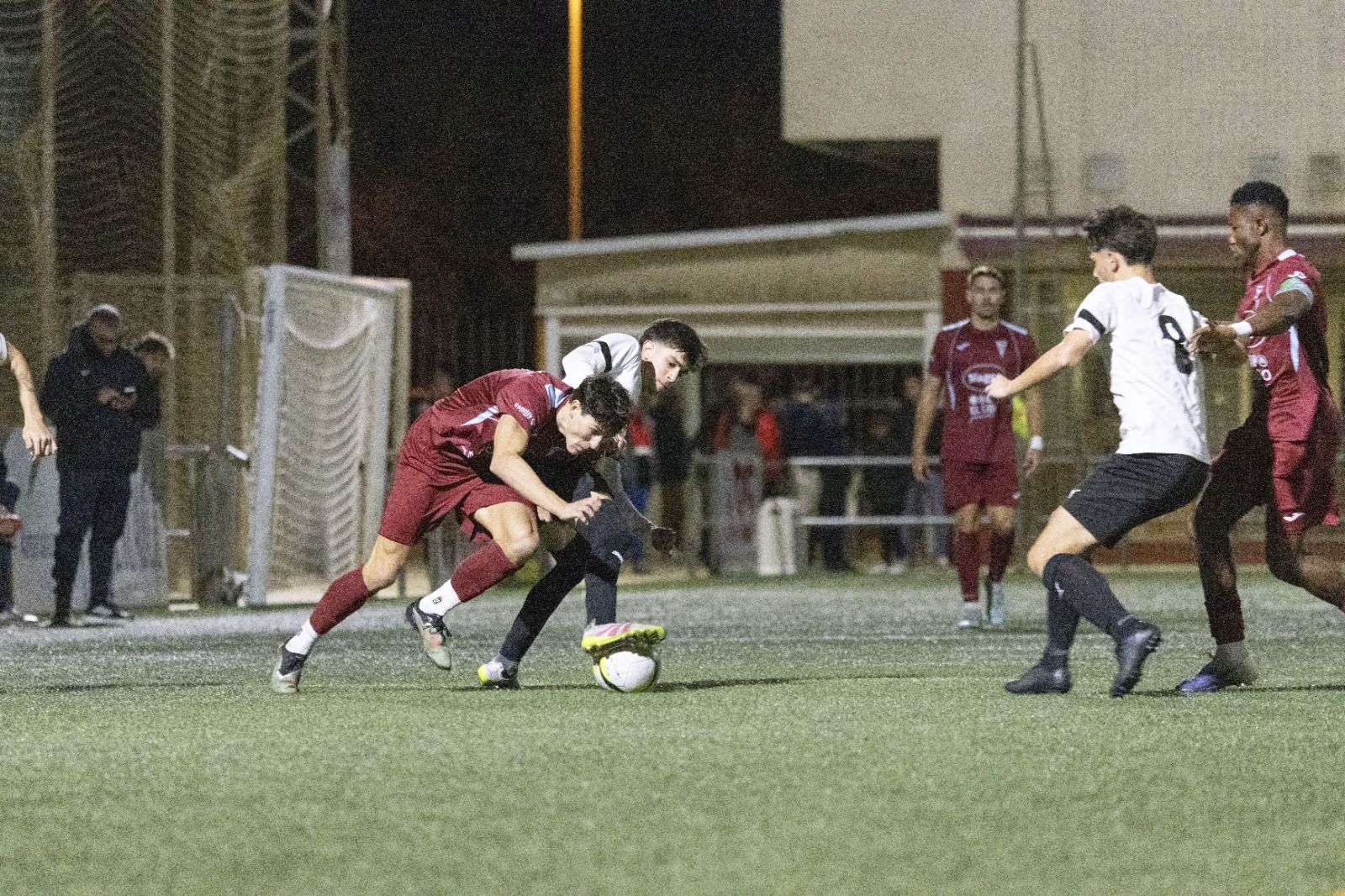 Disputa por un balón durante el choque entre La Cañada y el Poli Ejido de este pasado fin de semana.