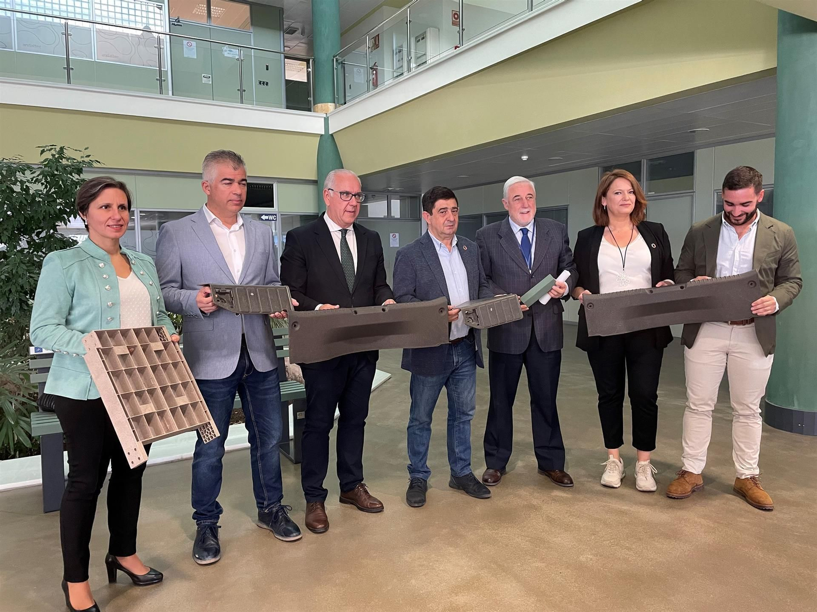 Autoridades en el Workshop final del proyecto europeo LIFE CompOlive muestran las piezas desarrolladas