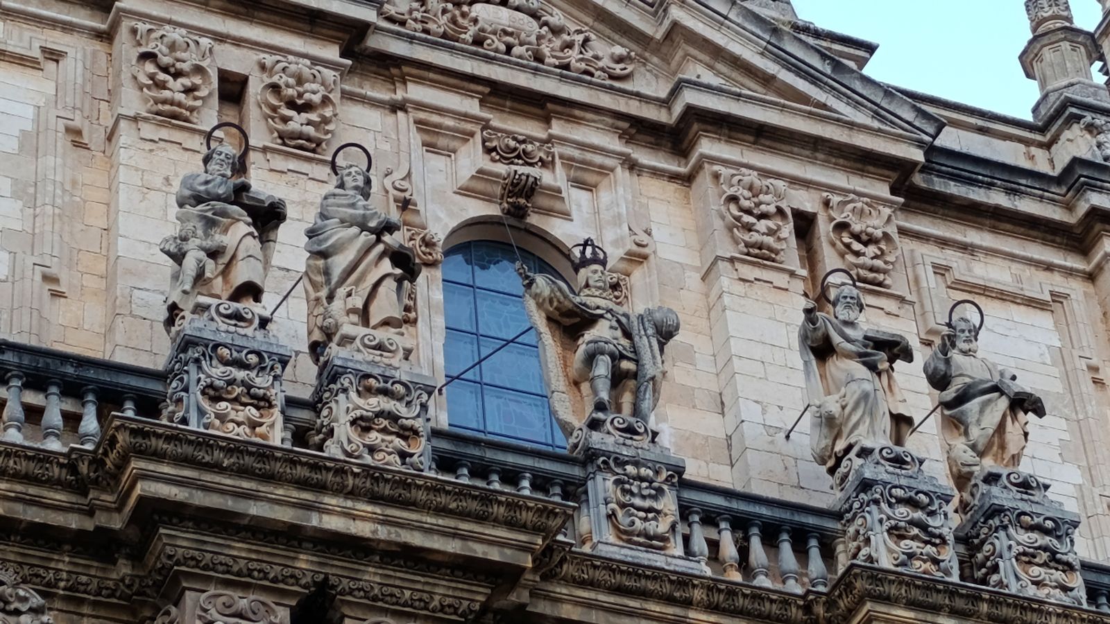 Detalle escultórico de la fachada de la Catedral de la Asunción, uno de los enclaves incluidos en las visitas guiadas navideñas de Jaén.