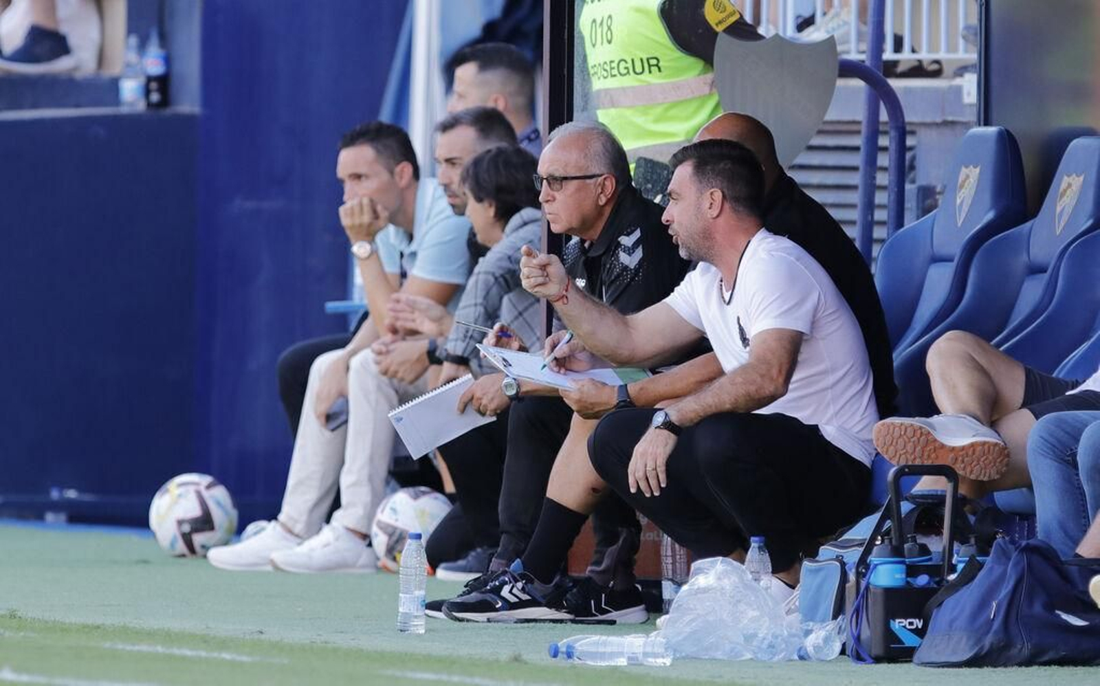 Guede dialogando con su cuerpo técnico.