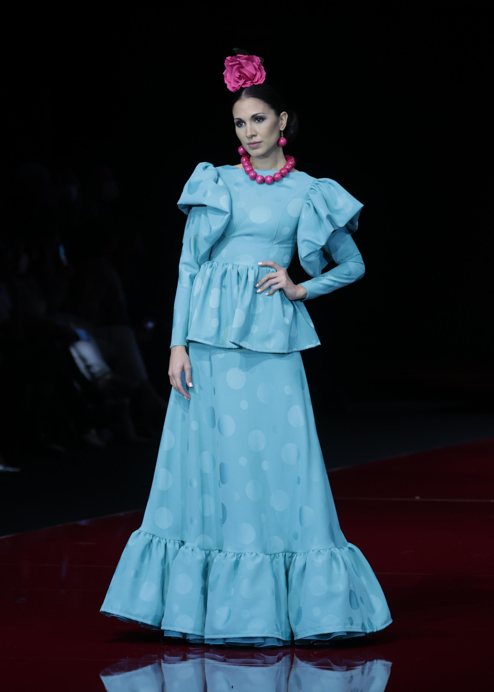 Traje de flamenca azul de la firma F de Frank visto en SIMOF 2022.