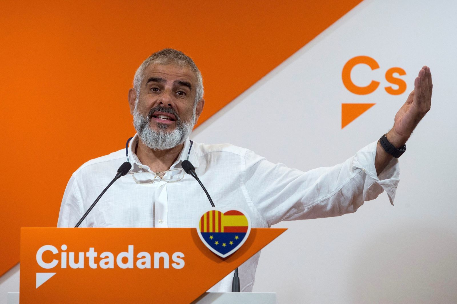 El portavoz de Ciudadanos en el Parlament, Carlos Carrizosa, atiende a los medios ayer en Barcelona.
