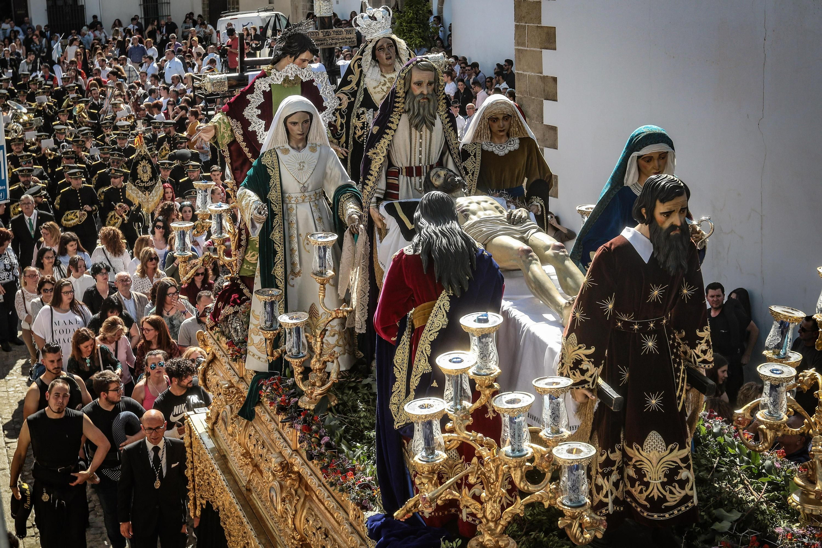 El misterio del Santísimo Cristo de la Caridad avanzando, tras su salida, para tomar la plaza del Mercado en pleno corazón de San Mateo.