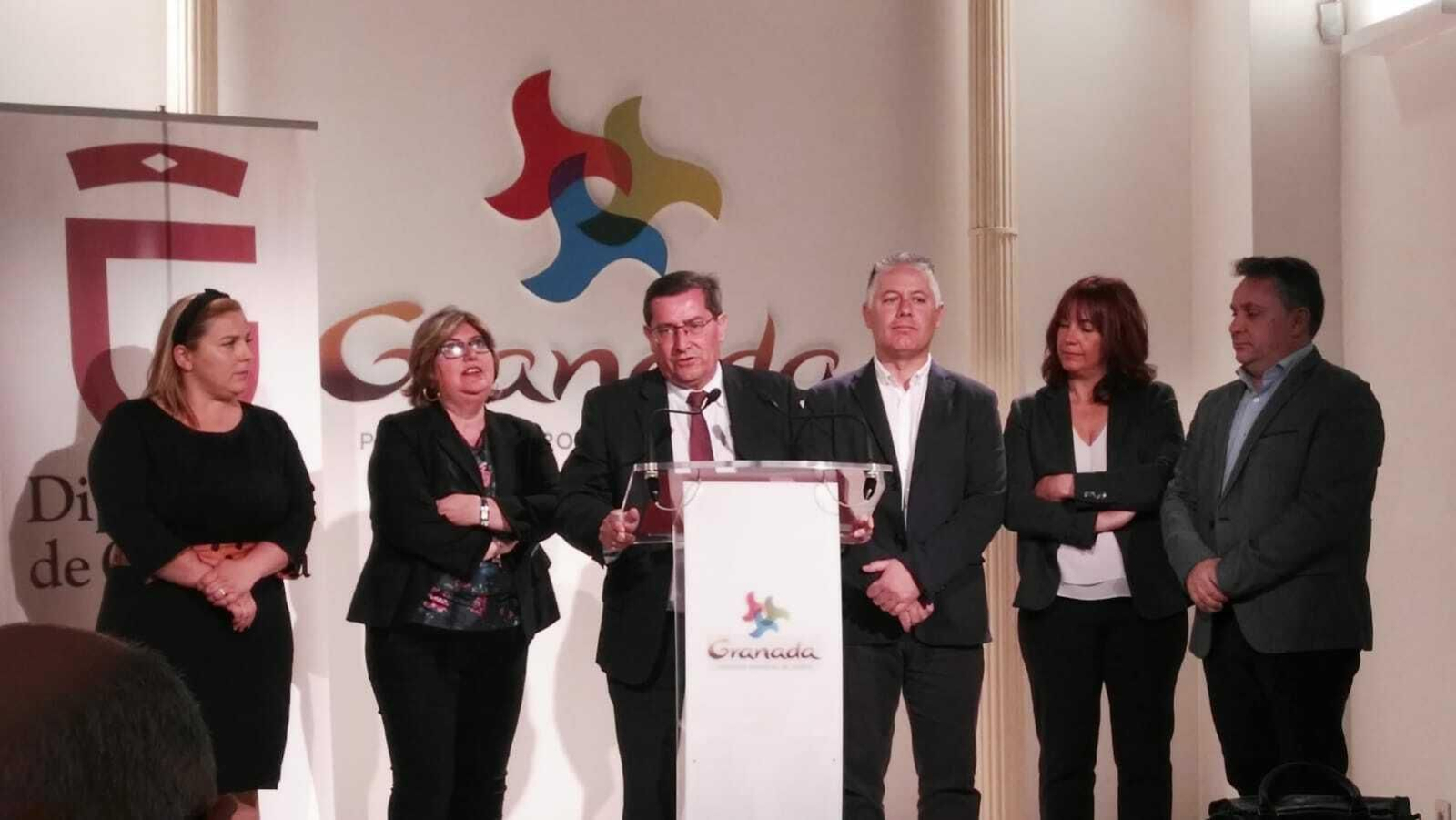 José Entrena junto a parte de sus diputados provinciales en la presentación de presupuestos.