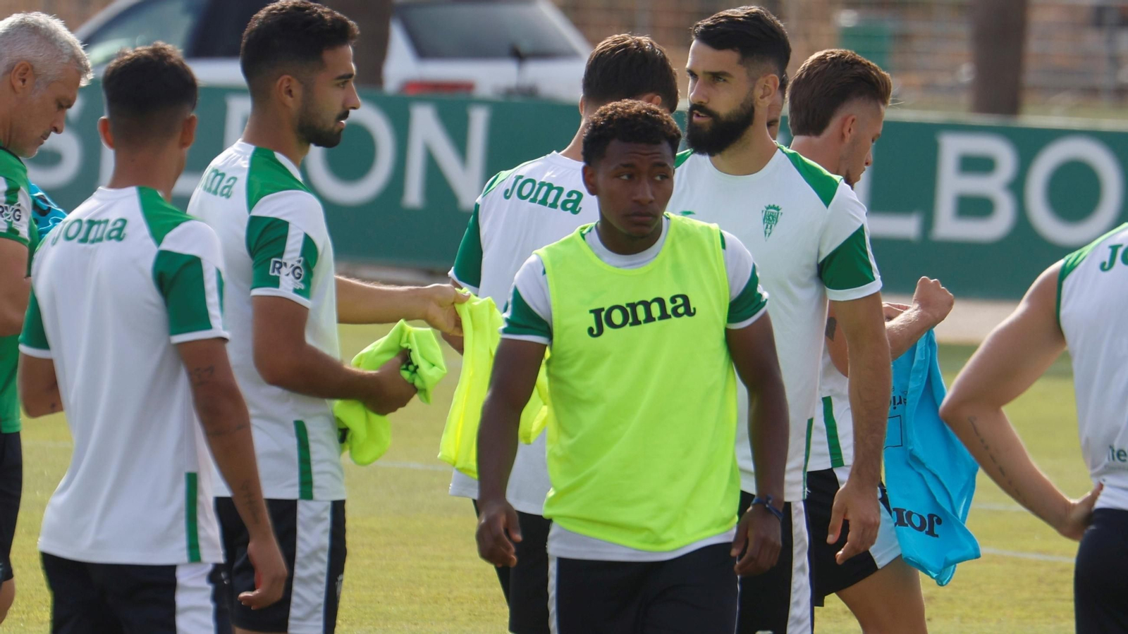 Marcelo Timorán, con peto amarillo, en un entrenamiento del Córdoba CF en la Ciudad Deportiva.