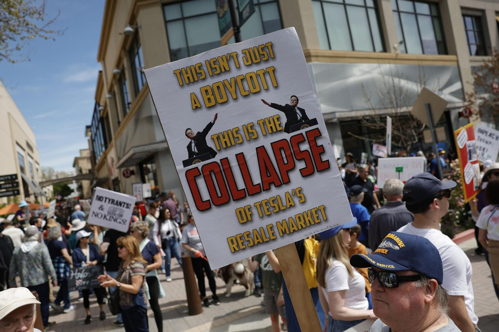 Miles de manifestantes contra Trump y Musk en EEUU: "¡Quita tus manos!"