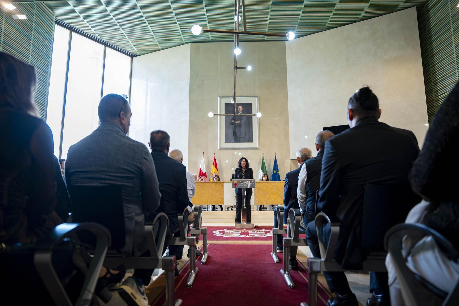 Almería rinde homenaje a su personal municipal con la imposición de los Escudos de Oro