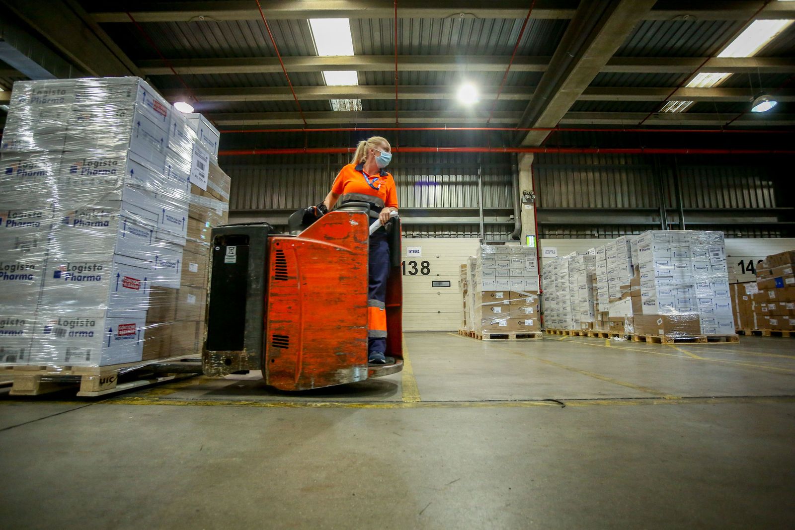 Una trabajadora carga palés en una imagen de archivo.