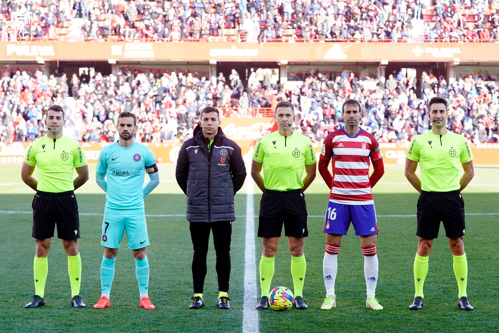 Víctor Díaz posa como capitán del Granada en un partido de esta campaña