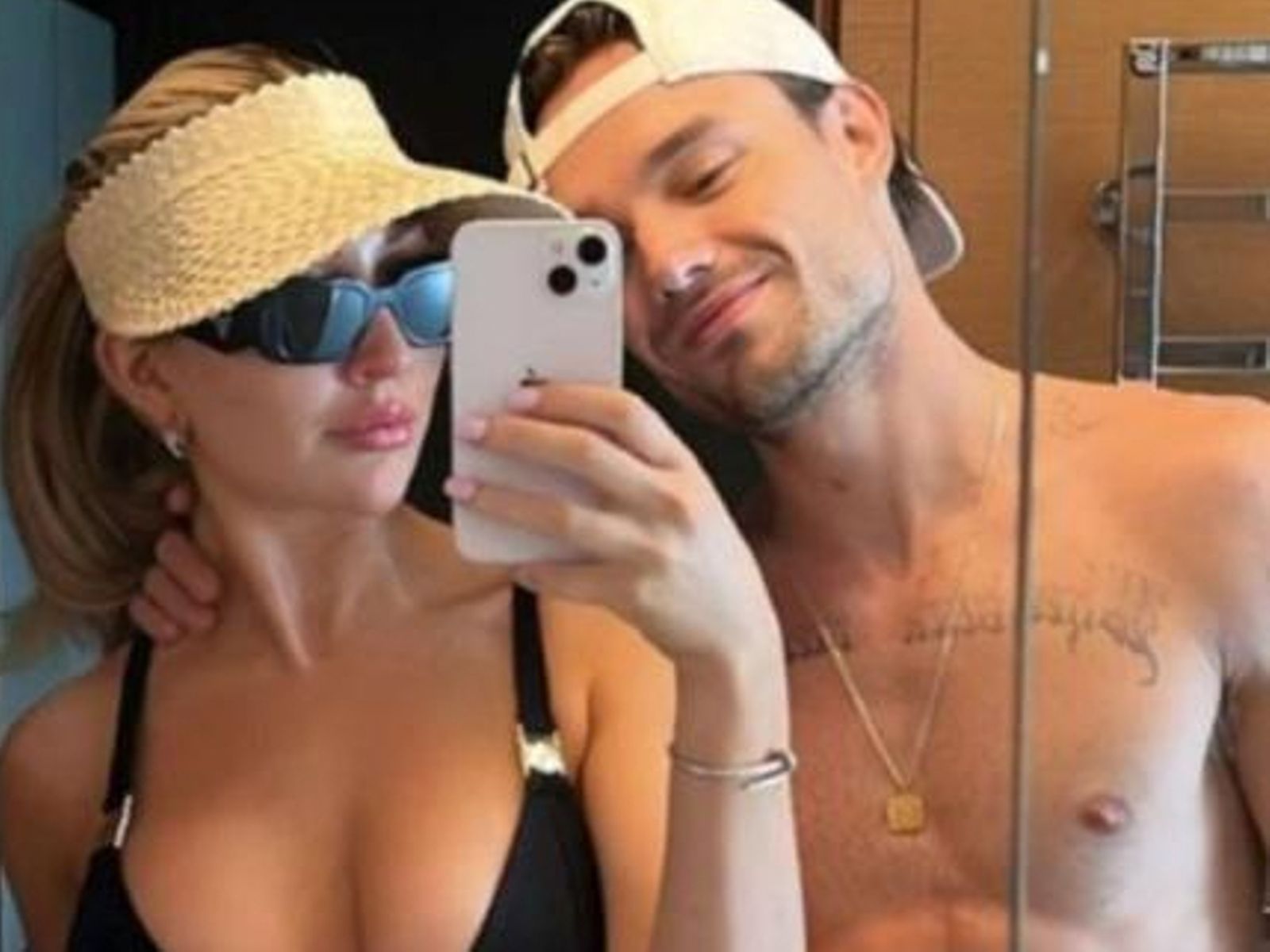La última foto de Liam Payne, posando con su pareja en la habitación del hotel desde donde se precipitó al vacío