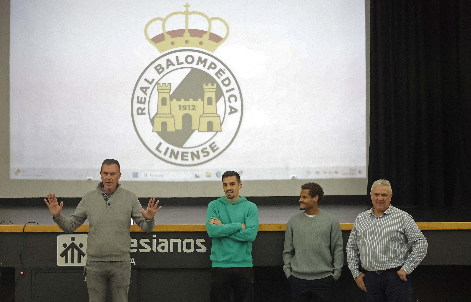 Las fotos de la visita de los jugadores de la Balona al colegio Salesianos de La Línea