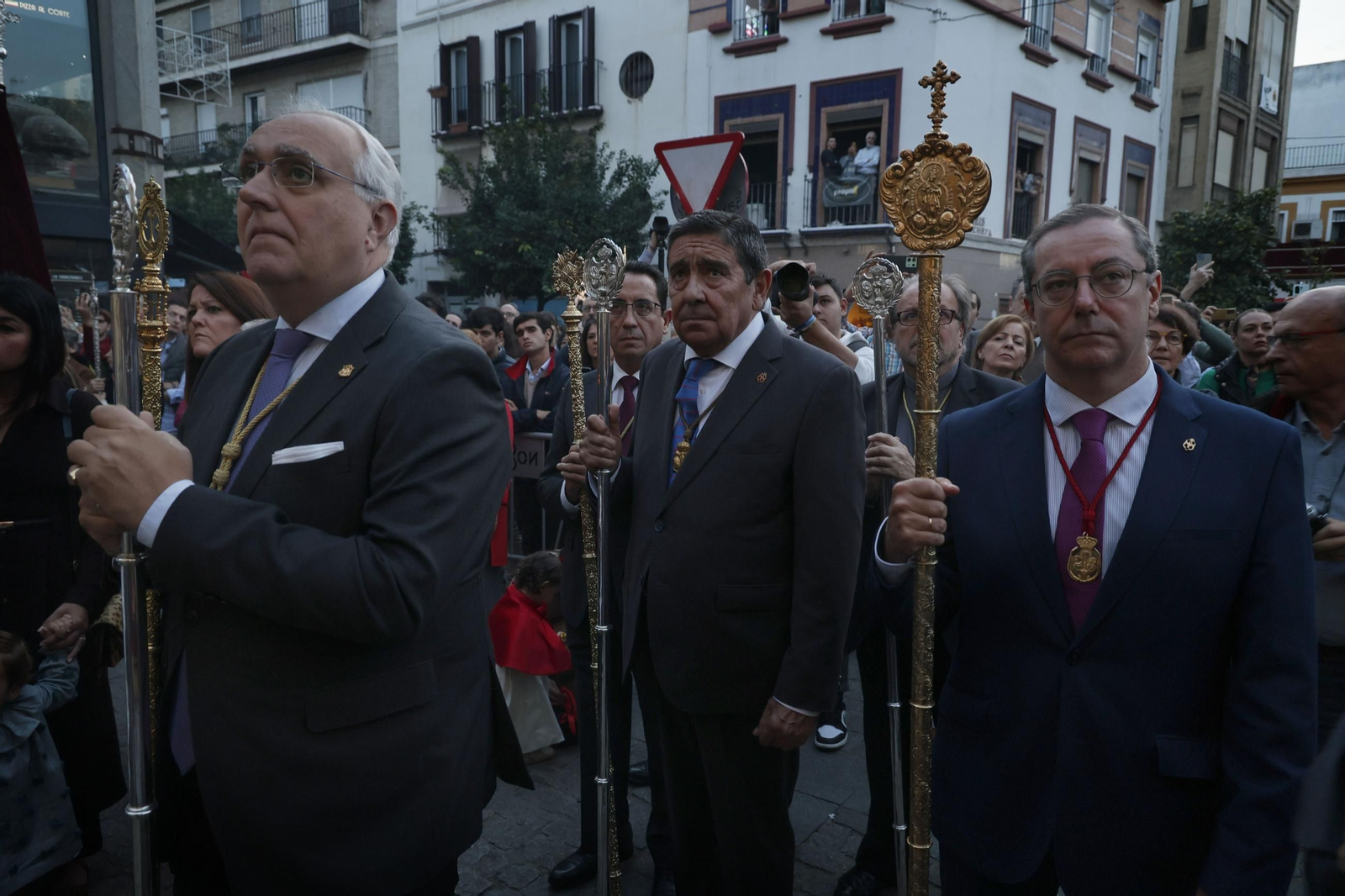La Reina De los Santos recorre las calles de su barrio