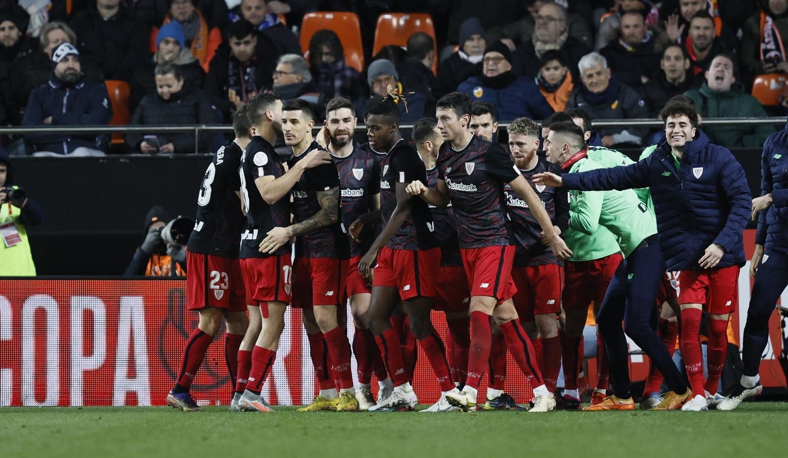 Los jugadores del Athletic festejan uno de los goles en Mestalla.