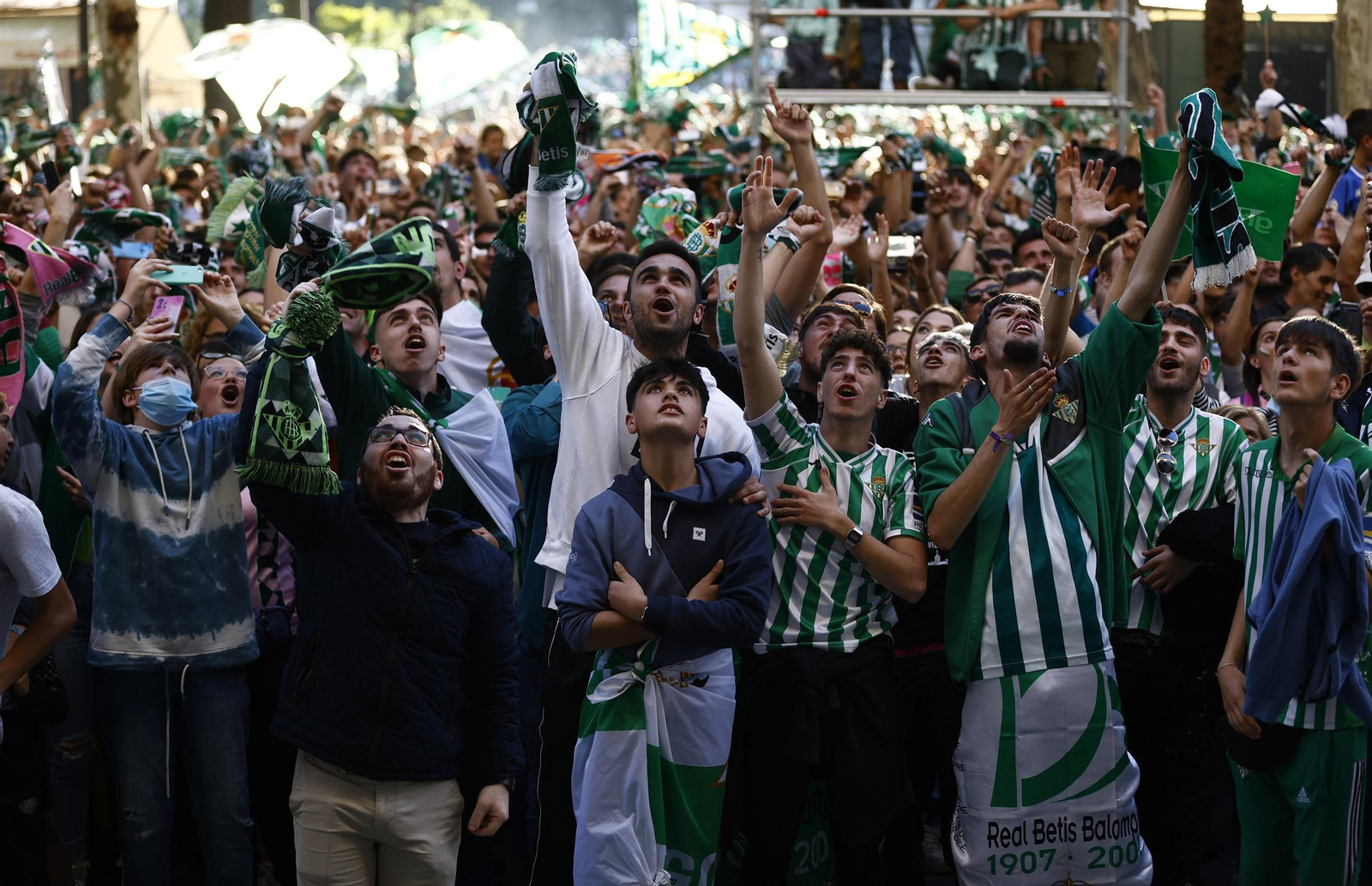 Las imágenes de la celebración del Betis por las calles de Sevilla