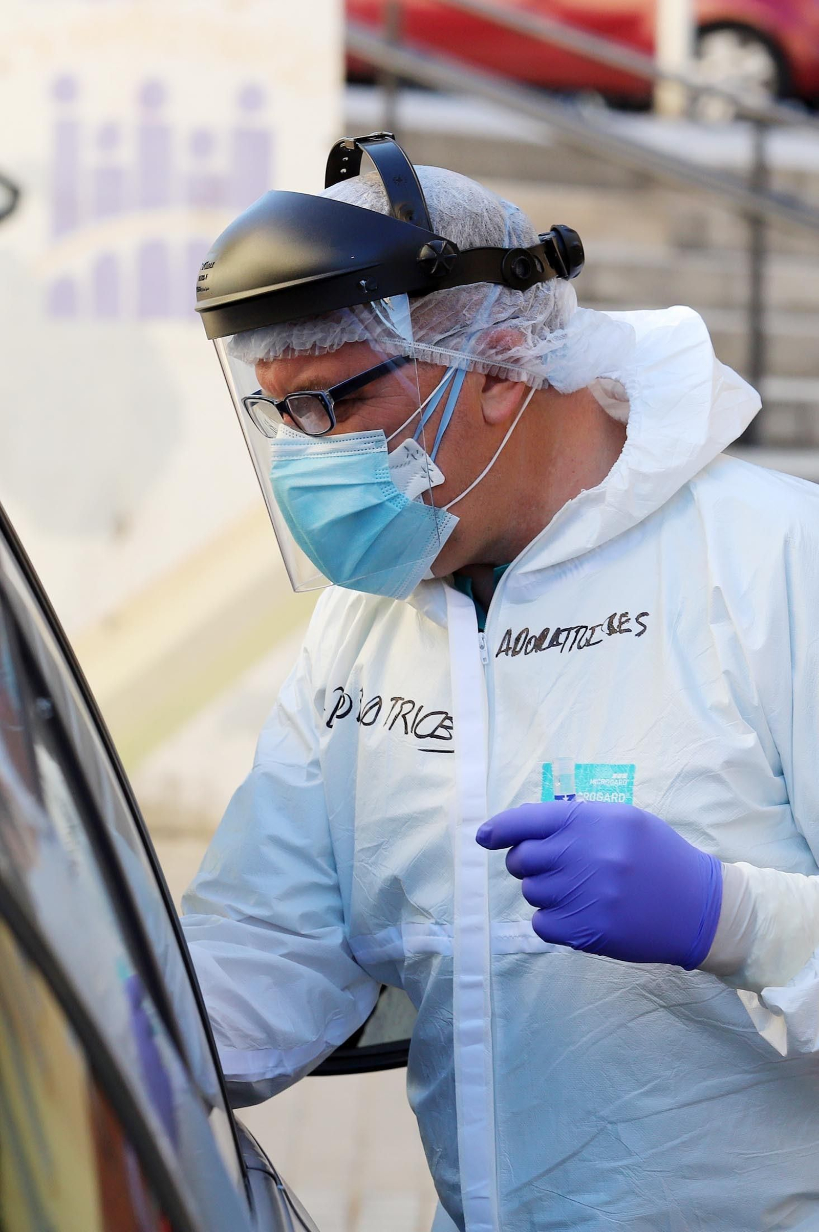 Imágenes del punto Auto-Covid en el centro de salud de Adoratrices