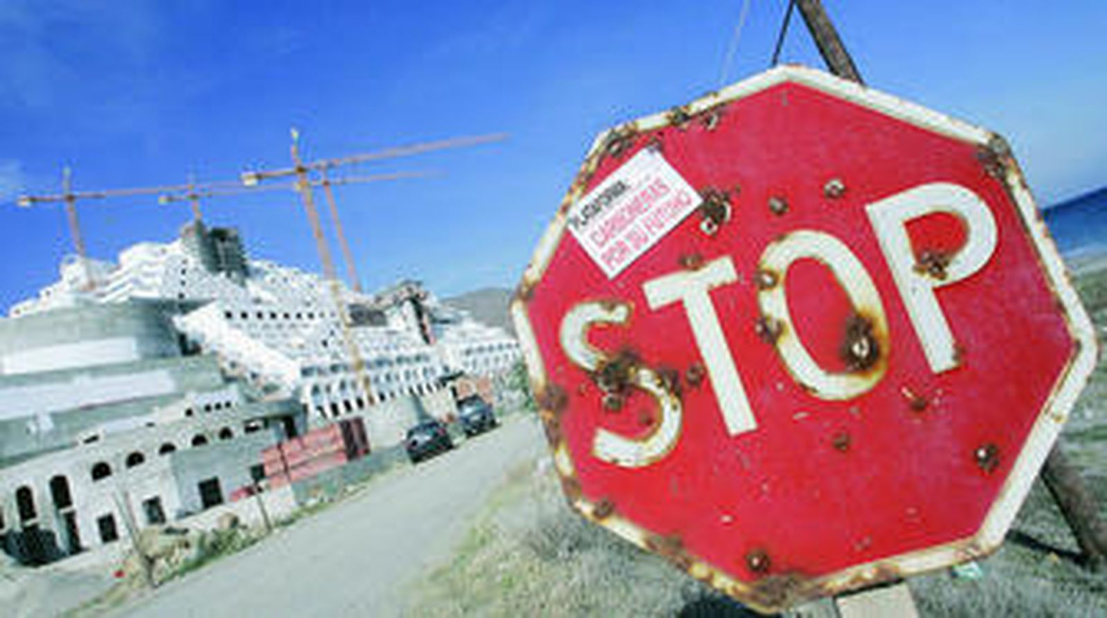 Hotel construido en la playa del Algarrobico, en el término municipal de Carboneras (Almería).
