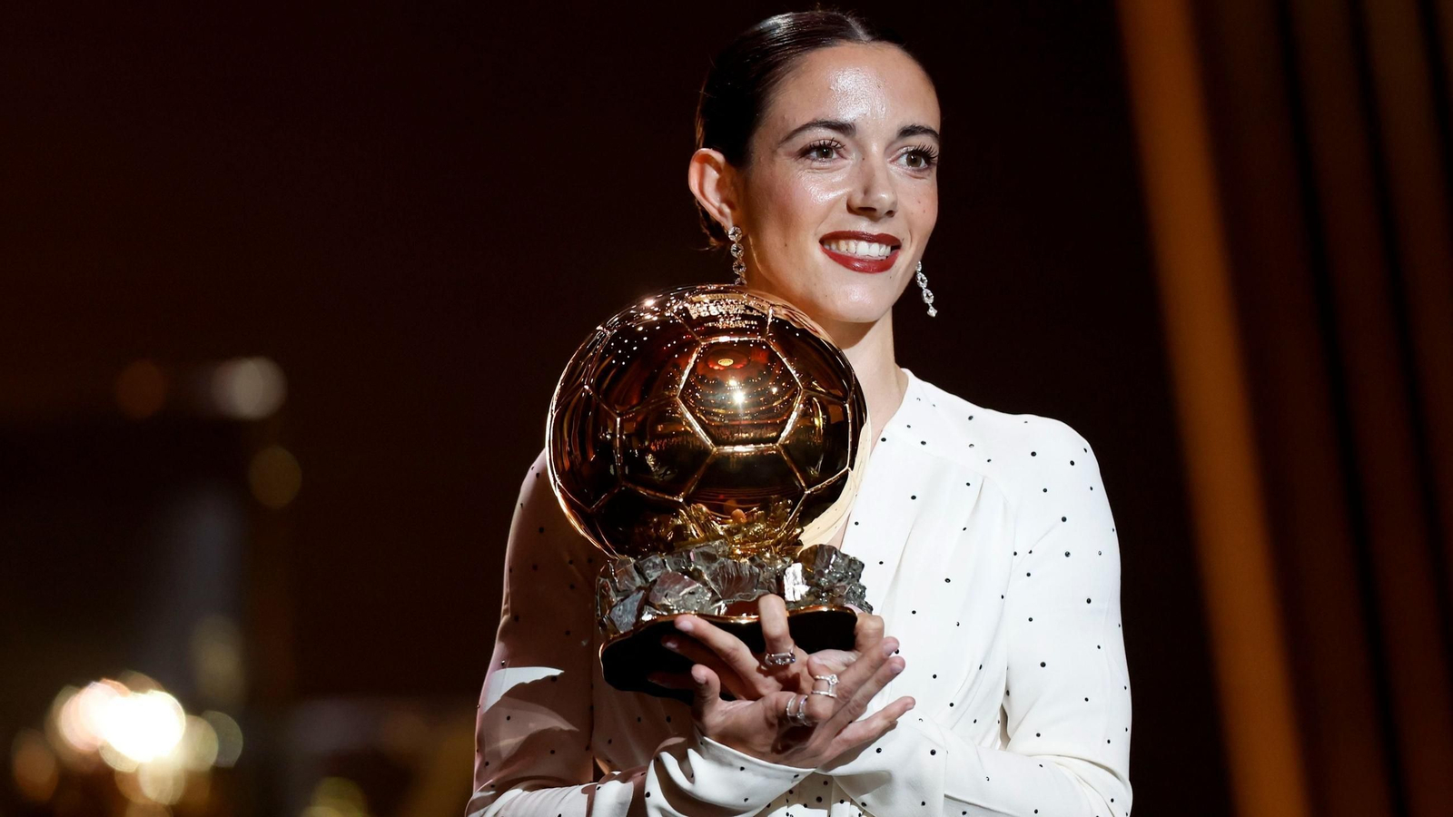 Aitana Bonmatí posa con el Balón de Oro en 2024