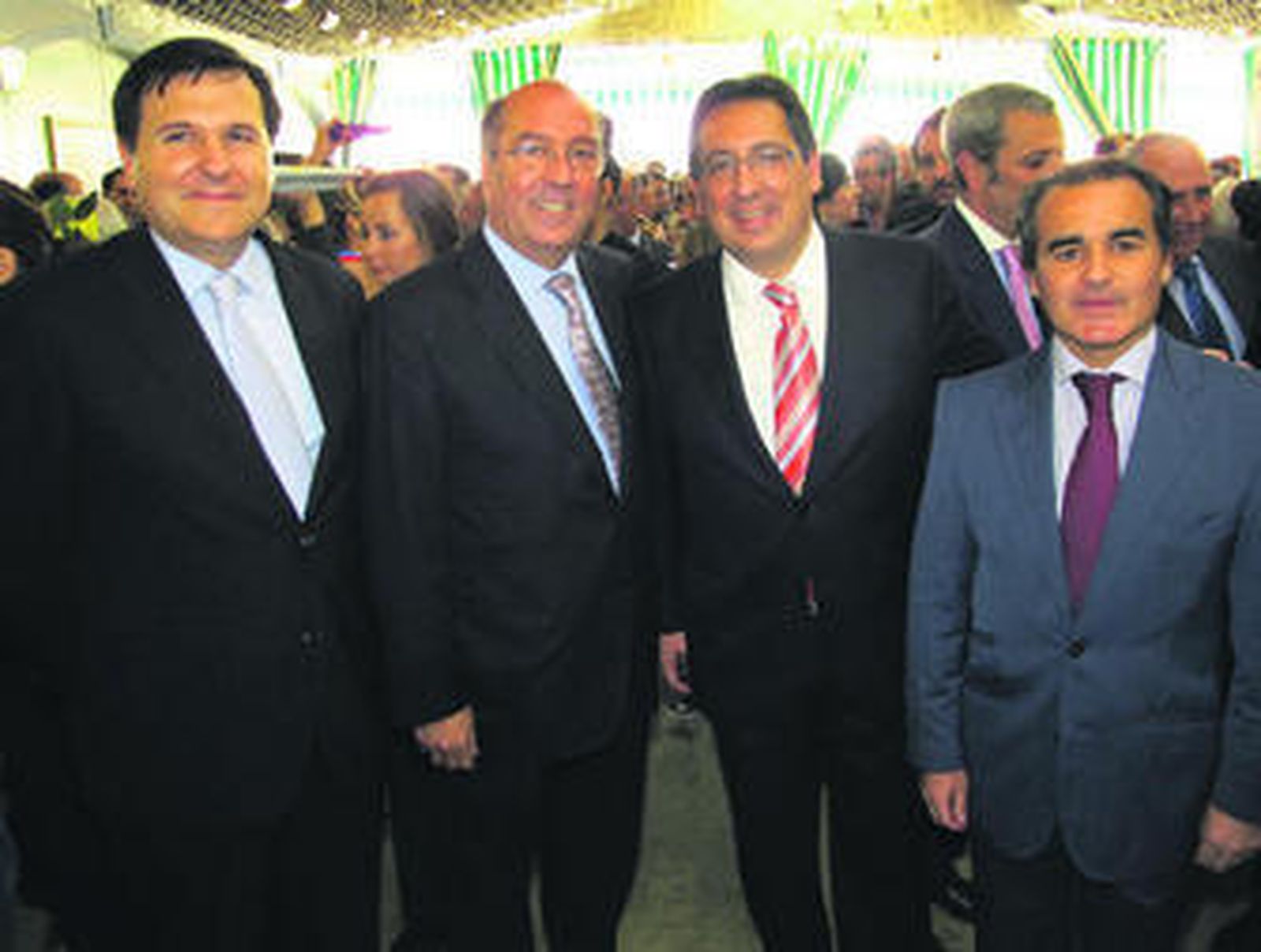 Felipe Pulido, delegado de La Caixa en Sevilla, Huelva y Cádiz; Juan Reguera, director ejecutivo territorial de La Caixa en la Zona Sur; Antonio Pulido, presidente de Cajasol y copresidente de Banca Cívica, y Rafael Herrador (La Caixa).